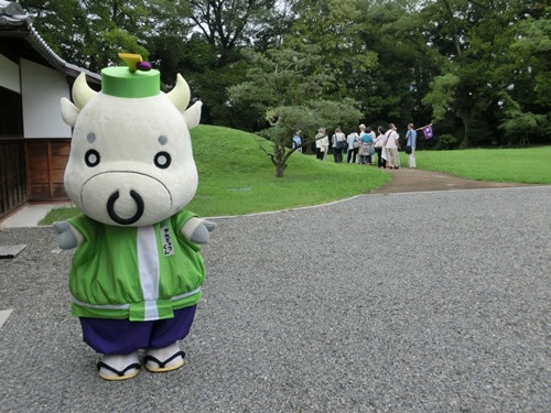 4209-１３．９．１上京区主催御苑ツアー　カミギュウ君.jpg